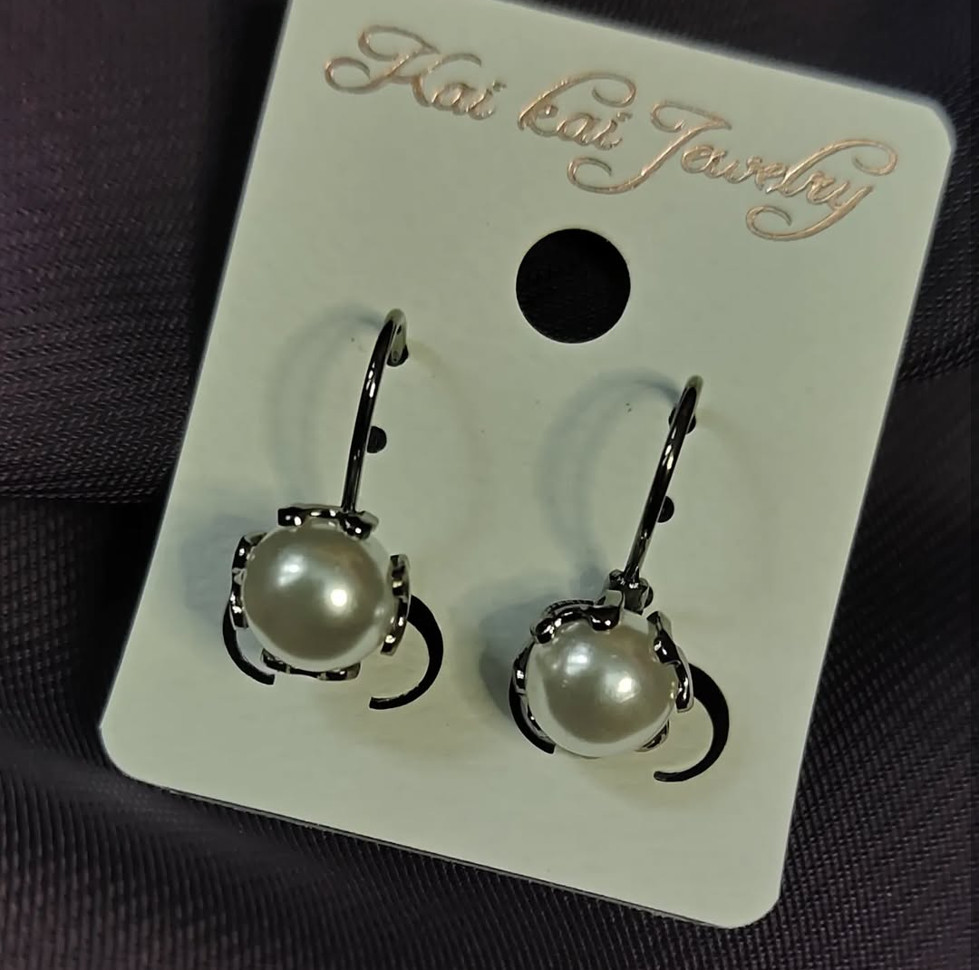 Pearl Leverback Earrings_Black Metal